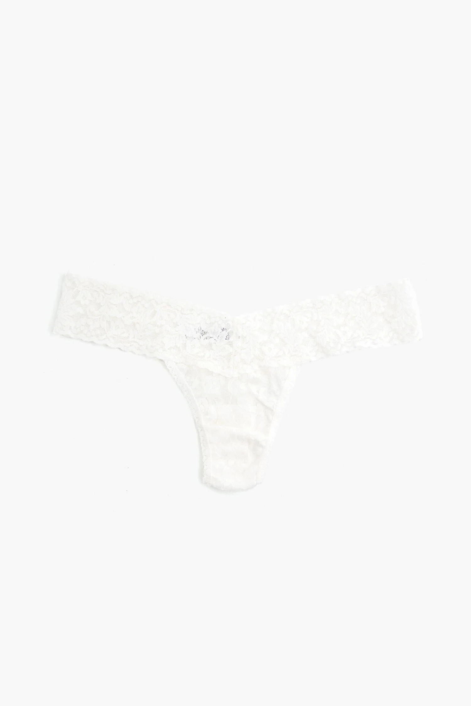 HANKY PANKY Marshmallow Signature Lace Low Rise Thong 1 HANKY PANKY Marshmallow Signature Lace Low Rise Thong