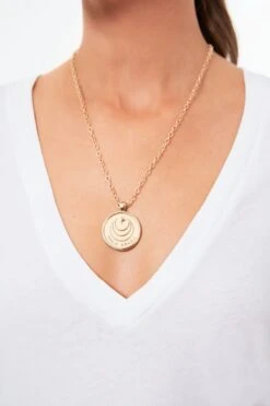 True White V Neck Tee -Outfit And Shoe Sales Store XafsC7kxiA840cC3v6VlOgPOLv5eSIGd 1