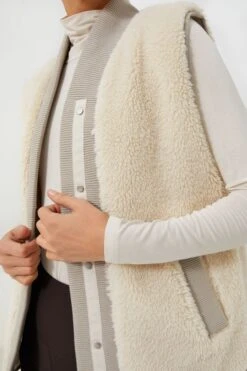 Varley Dove Sandshell Covey Reversible Quilt Gilet -Outfit And Shoe Sales Store nsIWdP4DOLcYw2jzv6ijcAxTkH8u2PgM 1