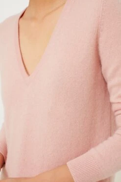 Soft Pink Cashmere V-Neck Sweater -Outfit And Shoe Sales Store pKlX2jGimfA9Cf2ftwrh4T8V4ILqLQT9 1